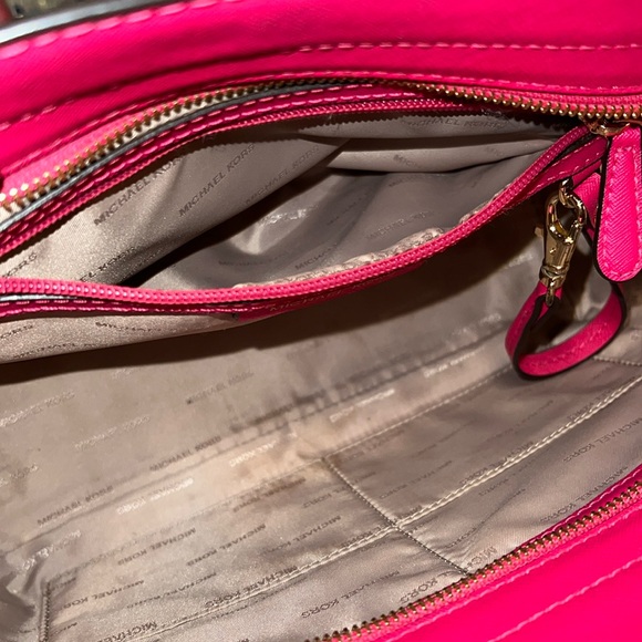 🔻MICHAEL Kors “Selma” Saffiano leather bag with zip top closure. - Picture 11 of 12